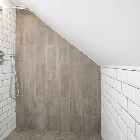 The Sanctuary - Spacious Studio - Stunning Lake Views Lejlighed