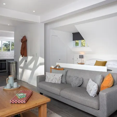 The Sanctuary - Spacious Studio - Stunning Lake Views *