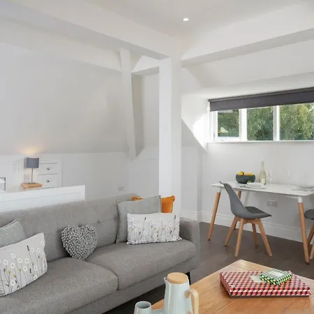 The Sanctuary - Spacious Studio - Stunning Lake Views *