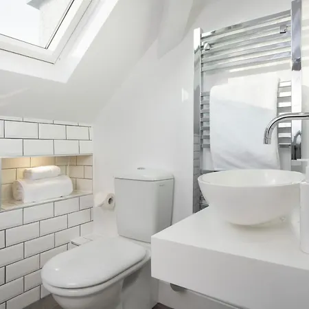 The Sanctuary - Spacious Studio - Stunning Lake Views *