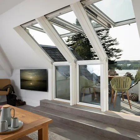 The Sanctuary - Spacious Studio - Stunning Lake Views *